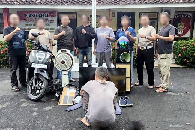 Pelaku MM spesialis pengicar nasabah bank saat diamankan di Polres Kapuas, Kamis (6/3/2025). (Foto: ANTARA/HO-Polres Kapuas)