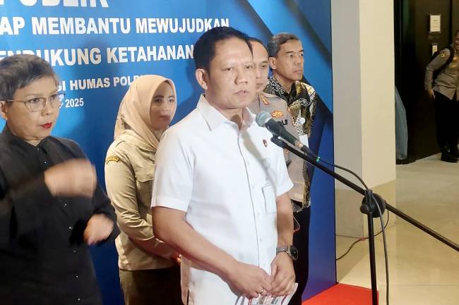 
Wakil Direktur Tindak Pidana Ekonomi Khusus (Wadirtipideksus) Kombes Pol. Samsu Arifin berbicara di suatu hotel di kawasan Jakarta Selatan, Kamis (20/3/2025). (Foto: ANTARA/Nadia Putri Rahmani)