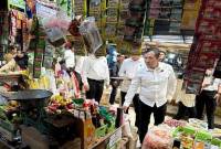 Dirreskrimsus Polda Kalteng Kombes Pol. Rimsyahtono bersama Satgas Pangan melakukan pengecekan harga pangan di Pasar Kahayan, Palangka Raya, Kalimantan Tengah, Senin (3/3/2025). (Foto: ANTARA/Adi W)