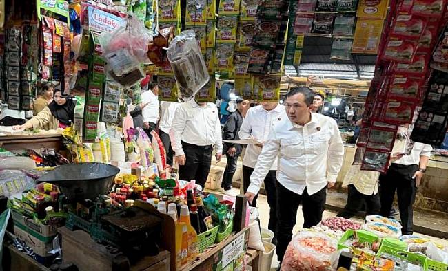 Dirreskrimsus Polda Kalteng Kombes Pol. Rimsyahtono bersama Satgas Pangan melakukan pengecekan harga pangan di Pasar Kahayan, Palangka Raya, Kalimantan Tengah, Senin (3/3/2025). (Foto: ANTARA/Adi W)