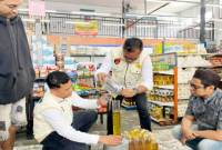 
Satgas Pangan Polda Kalimantan Selatan saat mengecek volume produk MinyaKita isi satu liter di sebuah toko bahan pokok di Banjarmasin. (Foto: ANTARA/Firman)