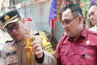 
Kabid Humas Polda Kalteng, Kombes Pol Erlan Munaji, bersama Kepala Bidang Perlindungan Konsumen Dinas Perdagangan dan Perlindungan Kalimantan Tengah, Maskur, pada saat melihat takaran tera ulang Minyak Kita, di Pasar Kahayan, Kota Palangka Raya, Rabu (12/3/2025). (Foto: ANTARA/Rajib R)