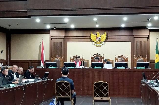 Menteri Perdagangan periode 2015-206 Thomas Trikasih Lembong atau Tom Lembong dalam sidang pembacaan surat dakwaan di Pengadilan Tipikor Jakarta, Kamis (6/3/2025). (Foto: ANTARA/Agatha OV)