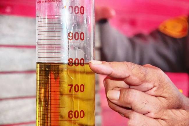 Petugas menunjukkan volume minyak goreng bermerek dagang Minyakita palsu saat sidak di Pasar Baru, Wergu Kulon, Kudus, Jawa Tengah, Rabu (12/3/2025). (Foto: ANTARA/Yusuf Nugroho)
