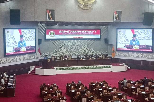 Suasana rapat paripurna DPRD Kalimantan Tengah, dengan agenda mendengarkan jawaban Gubernur Kalimantan Tengah atas pemandangan umum fraksi DPRD terhadap raperda pengelolaan pertambangan mineral bukan logam, Senin (17//3/2025). (Foto: ANTARA/Dokumentasi Pribadi)