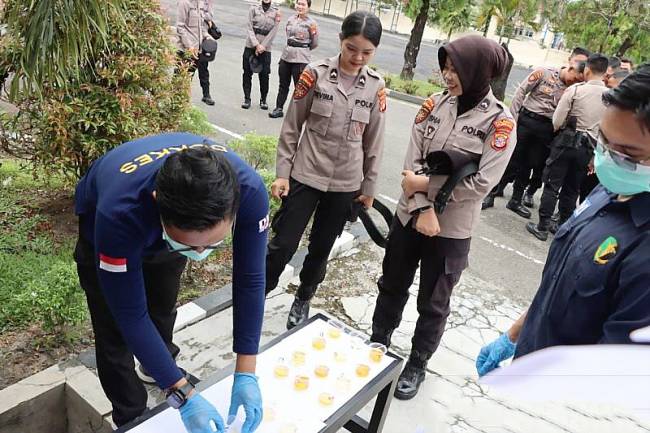 
Personel Polresta Palangka Raya dites urine oleh Satuan Reserse Narkoba Polresta Palangka Raya, Kalimantan Tengah, Selasa (11/3/2025). (Foto: ANTARA/Humas Polresta Palangka Raya) 