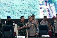 Kapolda Lampung Irjen Polisi Helmy Santika (tiga kanan) bersama Pangdam II/Sriwijaya Mayjen TNI Ujang Darwis usai memberikan keterangan dalam konferensi pers di Mapolda Lampung, Rabu (19/3/2025). (Foto: ANTARA/Dian Hadiyatna)
