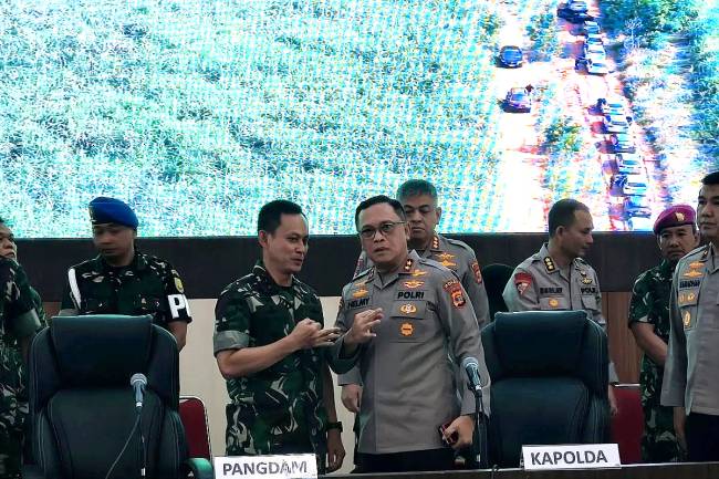 Kapolda Lampung Irjen Polisi Helmy Santika (tiga kanan) bersama Pangdam II/Sriwijaya Mayjen TNI Ujang Darwis usai memberikan keterangan dalam konferensi pers di Mapolda Lampung, Rabu (19/3/2025). (Foto: ANTARA/Dian Hadiyatna)
