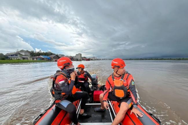 Tim Search and Rescue atau pencarian dan pertolongan (SAR) Gabungan melakukan pencarian korban tenggelam di Sungai Barito, Kabupaten Barito Selatan. (Foto: ANTARA/HO-Basarnas Palangka Raya)