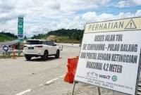 Papan peringatan bagi pengendara yang melintasi Jalan Tol Kota Nusantara dipasang untuk melayani arus mudik dan balik Lebaran 2025 (Foto: ANTARA/Aditya Nugroho)