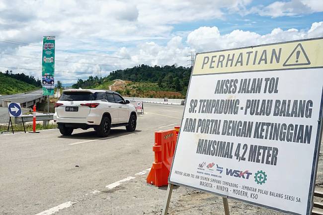 Papan peringatan bagi pengendara yang melintasi Jalan Tol Kota Nusantara dipasang untuk melayani arus mudik dan balik Lebaran 2025 (Foto: ANTARA/Aditya Nugroho)