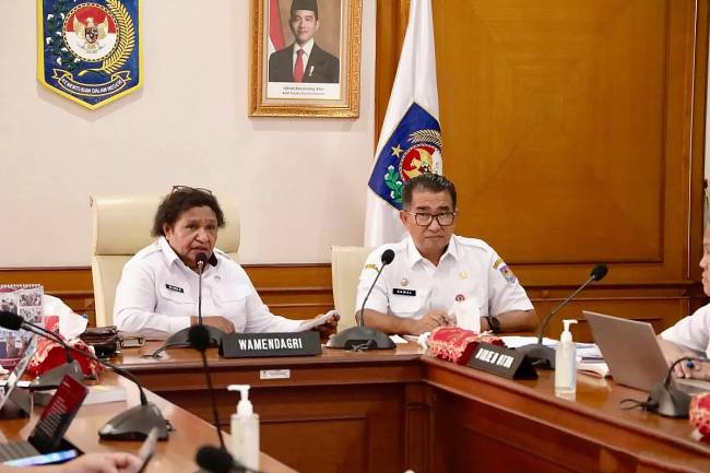 Wakil Menteri Dalam Negeri Ribka Haluk saat memimpin Rapat Kesiapan Pendanaan Pilkada pada Daerah yang Melaksanakan PSU secara hybrid dari Kantor Pusat Kementerian Dalam Negeri, Jakarta, Rabu (5/3/2025). (Foto: ANTARA/HO-Puspen Kemendagri)