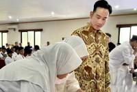 Wakil Presiden Gibran Rakabuming Raka (kanan) mengecek kegiatan pengenalan dan pelatihan penggunaan aplikasi berbasis kecerdasan buatan (AI) di SMA Islam Terpadu Al-Madinah di Cibinong, Kabupaten Bogor, Jawa Barat, Selasa (18/3/2025). (Foto: ANTARA/HO-BPMI Sekretariat Wapres)