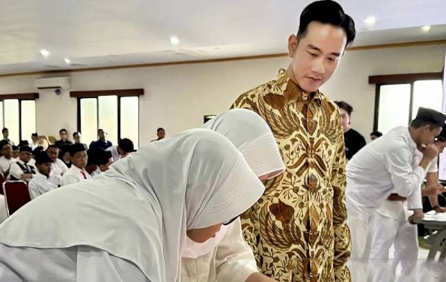 Wakil Presiden Gibran Rakabuming Raka (kanan) mengecek kegiatan pengenalan dan pelatihan penggunaan aplikasi berbasis kecerdasan buatan (AI) di SMA Islam Terpadu Al-Madinah di Cibinong, Kabupaten Bogor, Jawa Barat, Selasa (18/3/2025). (Foto: ANTARA/HO-BPMI Sekretariat Wapres)