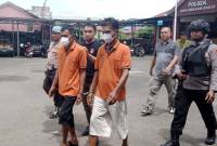 Pelaku pencurian sepeda motor (curanmor) dan penadahnya digiring Polisi. Mereka beraksi di kawasan Pelabuhan Banjarmasin. (SuarIndonesia/DO)