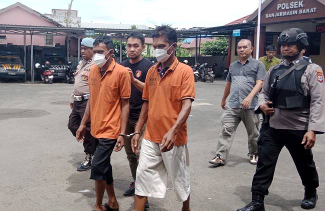 Pelaku pencurian sepeda motor (curanmor) dan penadahnya digiring Polisi. Mereka beraksi di kawasan Pelabuhan Banjarmasin. (SuarIndonesia/DO)
