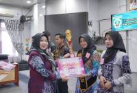 Teks foto : Penyerahan hadiah dan trofi kepada Duta Baca Kabupaten Balangan. - Foto: Mc.Balangan