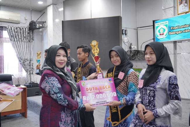 Teks foto : Penyerahan hadiah dan trofi kepada Duta Baca Kabupaten Balangan. - Foto: Mc.Balangan