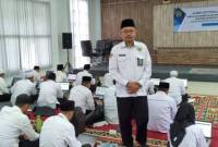 Ka.Kankemenag Kabupaten Balangan, Saribuddin memantau langsung pelaksanaan ujian berbasis Computer Assisted Test (CAT) dalam Evaluasi Kinerja Penyuluh Agama Islam.  Foto : MC Balangan