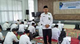 Ka.Kankemenag Kabupaten Balangan, Saribuddin memantau langsung pelaksanaan ujian berbasis Computer Assisted Test (CAT) dalam Evaluasi Kinerja Penyuluh Agama Islam.  Foto : MC Balangan