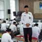 Ka.Kankemenag Kabupaten Balangan, Saribuddin memantau langsung pelaksanaan ujian berbasis Computer Assisted Test (CAT) dalam Evaluasi Kinerja Penyuluh Agama Islam.  Foto : MC Balangan