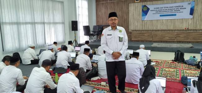 Ka.Kankemenag Kabupaten Balangan, Saribuddin memantau langsung pelaksanaan ujian berbasis Computer Assisted Test (CAT) dalam Evaluasi Kinerja Penyuluh Agama Islam.  Foto : MC Balangan