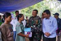 Penyerahan bantuan secara simbolis oleh Bupati Balangan dan Dandim 1001/HSU-Balangan kepada warga. Foto: Mc.Balangan