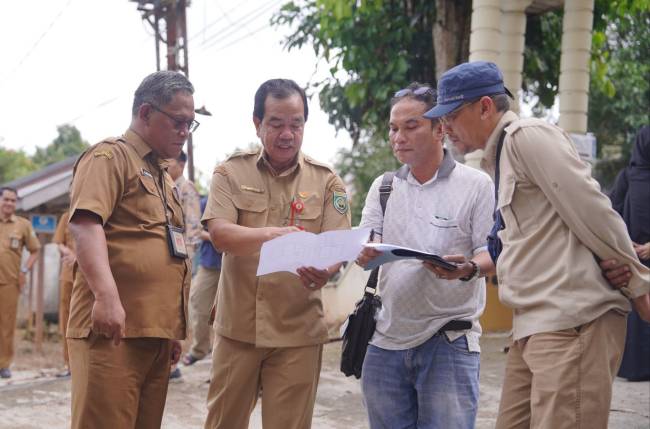 Peninjauan lokasi pembangunan Kampus Program Studi di Luar Kampus Utama (PSDKU) Universitas Lambung Mangkurat (ULM) di Kabupaten Balangan.- Foto: Mc.Balangan