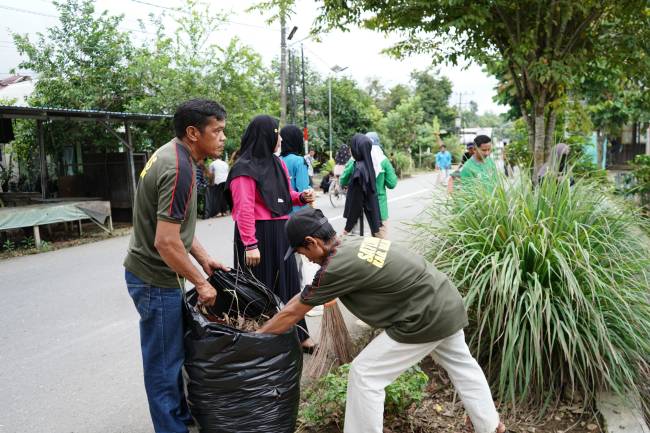 Kegiatan aksi bersih desa di Desa Muara Jaya, Kecamatan Awayan. - Foto: Mc.Balangan