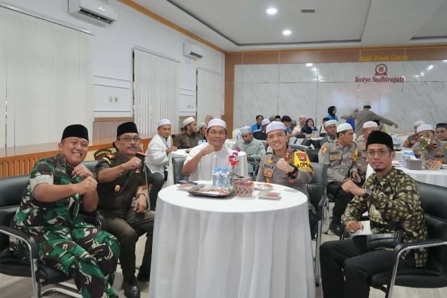 Bupati Balangan, Abdul Hadi hadiri buka puasa bersama jajaran Forkopimda Balangan. - Foto: Mc.Balangan