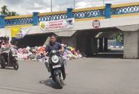Tumpukan sampah di Jembatan Masjid Jami Bajnjarmasin UItara. (SuarIndonesia/ZI)