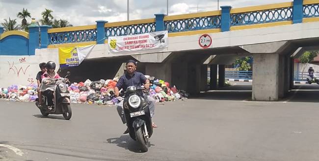 Tumpukan sampah di Jembatan Masjid Jami Bajnjarmasin UItara. (SuarIndonesia/ZI)