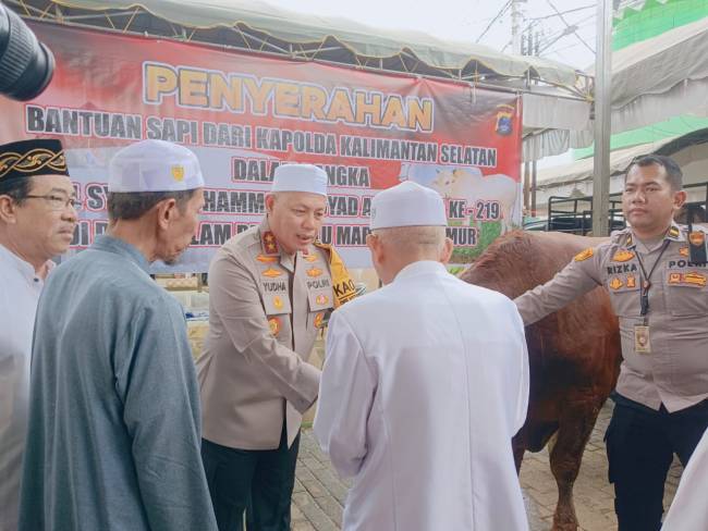 Penyerahan berlangsung di Desa Dalam Pagar Ulu, Kecamatan Martapura Timur, Kabupaten Banjar, dan diterima langsung Ketua Panitia Haul, Guru Ahmadi, Kamis (3/4/2025). (SuarIndonesia/Ist)