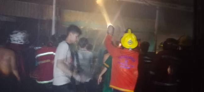 Rumah milik Habib Fikri Al-Habsy, seorang ulama di Kota Banjarmasin, diamuk api dalam peristiwa di Jalan KS Tubun II Gang Damai RT 11 Banjarmasin Selatan, Sabtu (5/4/2025) malam, sekitar pukul 19.30 WITA. (SuarIndonesia/DO)