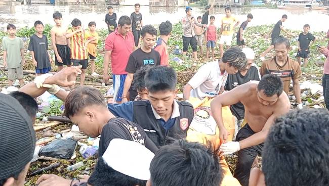 Mayat pengapung di Sungai Martapura tepatnya Jalan Kampung Kenanga depan Museum Wasaka Banjarmasin Utara, ini ditemuka dua anak yang saat mencari bambu Senin (7/4/2025). (SuarIndonesia/DO)