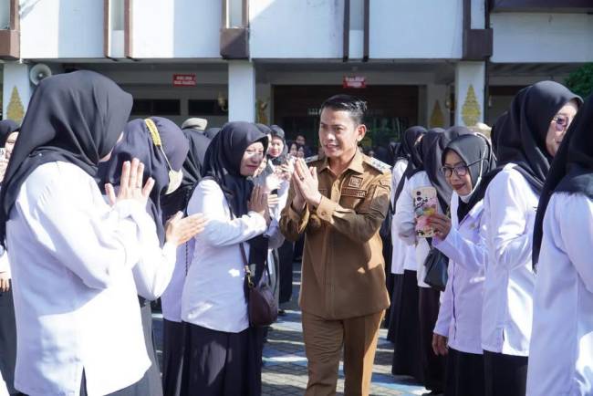 WALI KOTA Banjarmasin Serahkan Ratusan SK CPNS dan PPPK