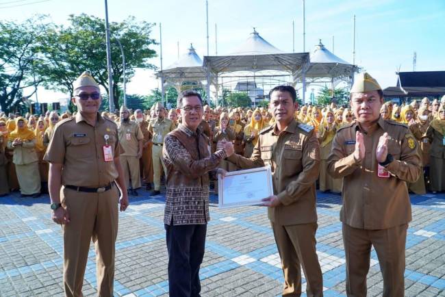 WALI KOTA Banjarmasin Serahkan Ratusan SK CPNS dan PPPK