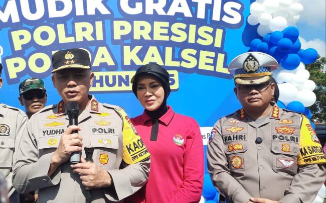 Kapolda Kalsel, Irjen Pol Rosyanto Yudha Hermawan, didampingi Dirlantas , Kombes Pol Fahri Siregar