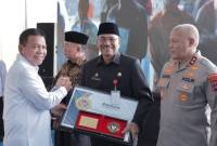 Supian HK mewakili DPRD Provinsi Kalsel menerima Piagam Penghargaan atas dukungan dan kerjasama dalam proses pembangunan Mako Binda Kalsel, Kamis (10/4/2025) SuarIndonesia/Ist)