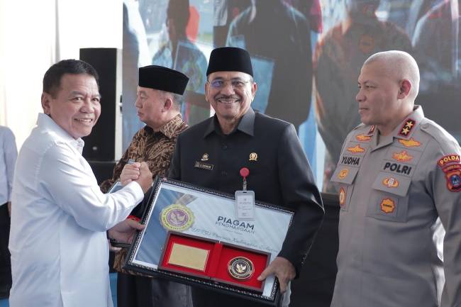Supian HK mewakili DPRD Provinsi Kalsel menerima Piagam Penghargaan atas dukungan dan kerjasama dalam proses pembangunan Mako Binda Kalsel, Kamis (10/4/2025) SuarIndonesia/Ist)