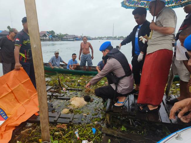 Seorang anak laiki-laki ditemukan mengapung di Sungai Alalak tepatnya di Jalan Alalak Tengah RT 12, Selasa  (15/4/2025), sekitar pukul 08.00 WITA (SuarIndonesia/DO)