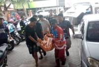 Tim Rescue Gabungan mengevakuasi ke Ruangan Instalasi Pemulasaran Jenazah Rumah Sakit Umum Daerah (RSUD) Ulin Banjarmasin. (SuarIndonesia/DO)