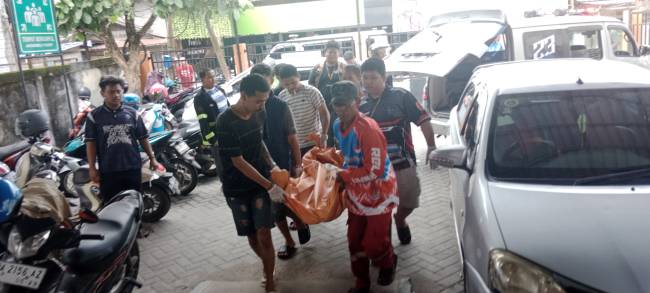 Tim Rescue Gabungan mengevakuasi ke Ruangan Instalasi Pemulasaran Jenazah Rumah Sakit Umum Daerah (RSUD) Ulin Banjarmasin. (SuarIndonesia/DO)