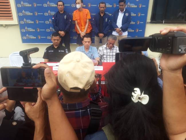 Wadir Reskrimsus, AKBP Riza Muttaqin didampingi, KBO Dit Reskrimsus, AKBP Suprapto, Kabag Wassidik AKBP Agus Durijanto dan AKP Catur W, Kaur Pensat Subdit Penmas, ketika gelar kasusnya, Selasa (15/4/2025) (SuarIndonesia/ZI)