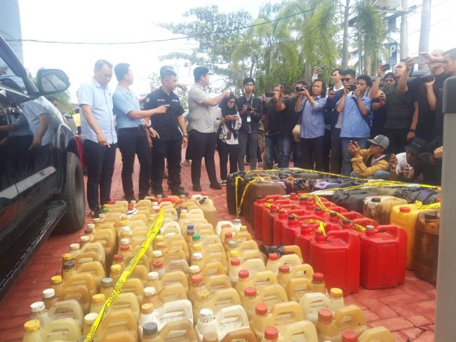 Penimbun Bahan Bakar Minyak (BBM) jenis Bio Solar diungkap jajaran Subdit IV Tipiter Dit Reskrimsus Polda Kalsel dengan mengamankan tiga tersangka serta sejumlah barang bukti.. (SuarIndonesia/ZI)