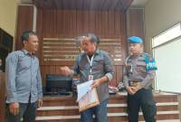 Robert Hendra Sulu, SH, MH (tengah)