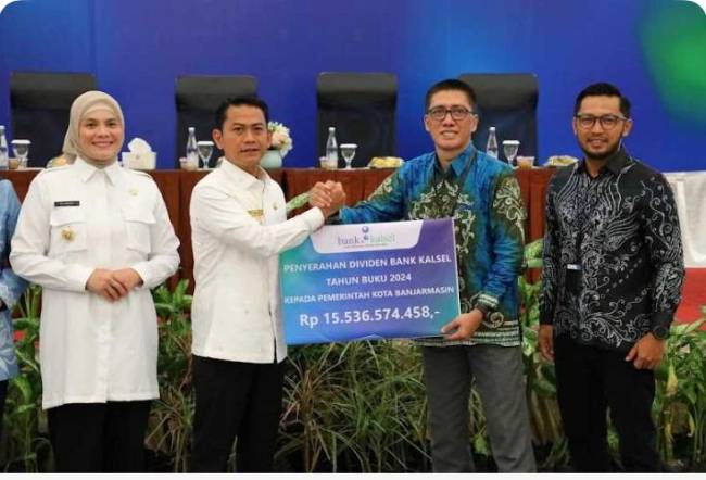 Bank Kalsel menyerahkan bantuan CSR berupa penyediaan satu unit mesin pengelolaan sampah, dalam rangka penanganan darurat sampah di Kota Banjarmasin.