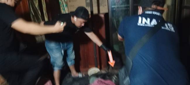 seorang duda diketahui bernama Basuni (57), tak bernyawa di rumahnya, Jum'at (18/4/2025), sekitar pukul 17.00 WITA.. (SuarIndonesia/DO)