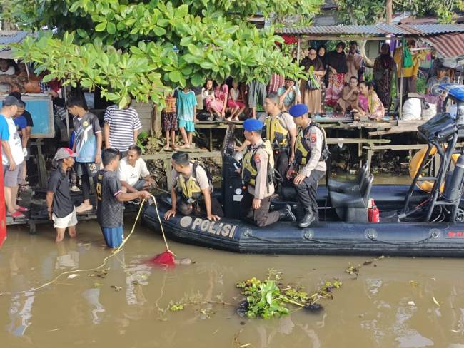 Seorang pemancing ikan temukan mayat, yang diketahui adalah korban Syaifullah (46), mengapung di Sungai Matapura, Sabtu (19/4/2025) pagi, sekitar pukul 07.15 WITA. (SuarIndonesia/DO)