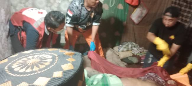 Iriansyah (64), yang selama ini diketahui penderita ODGJ (Orang Dengan Gangguan Jiwa), ditemukan tak bernyawa di rumahnya, Selasa (22/4/2025) (SuarIndonesia/DO)
